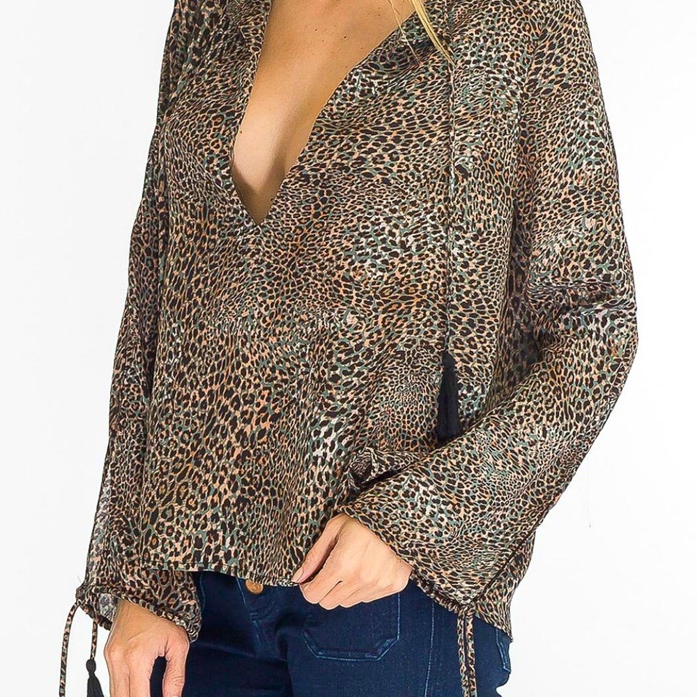 Keyhole tassel tie leopard top